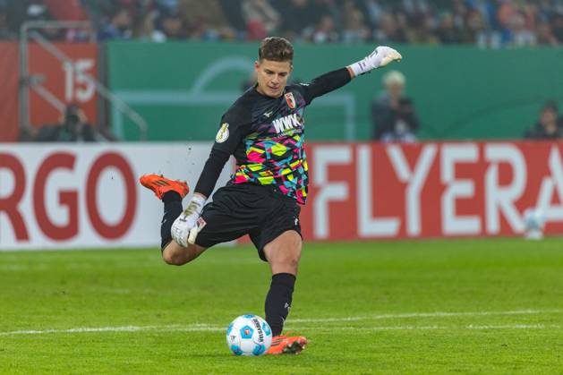 Torwart Finn Dahmen (FC Augsburg) in Aktion, FC Augsburg vs. FC FC Schalke 04, Fussball, DFB-Pokal, 2. Runde, 29.10.2024 DFB regulations prohibit any use of photographs as image sequences and or quasi-video Augsburg Bayern Deutschland