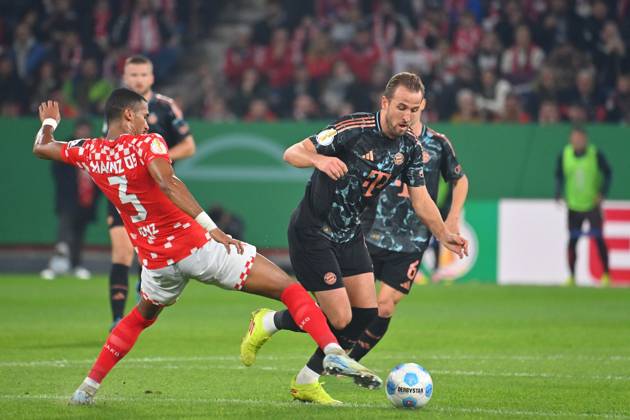 Harry KANE (Bayern Muenchen), Aktion,Zweikampf gegen Moritz JENZ (1.FSV Mainz 05). Fussball DFB Pokal 2.Runde 1.FSV Mainz 05 - FC Bayern Muenchen 0-4 am 30.10.2024,MEWA ARENA Saison 2024 2025,