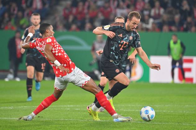 Harry KANE (Bayern Muenchen), Aktion,Zweikampf gegen Moritz JENZ (1.FSV Mainz 05). Fussball DFB Pokal 2.Runde 1.FSV Mainz 05 - FC Bayern Muenchen 0-4 am 30.10.2024,MEWA ARENA Saison 2024 2025,