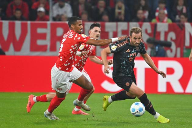 Harry KANE (Bayern Muenchen), Aktion,Zweikampf gegen Moritz JENZ (1.FSV Mainz 05) Fussball DFB Pokal 2.Runde 1.FSV Mainz 05 - FC Bayern Muenchen 0-4 am 30.10.2024,MEWA ARENA Saison 2024 2025,