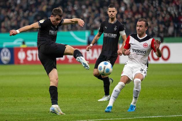 Philipp Sander (Borussia Mönchengladbach) Mario Götze (Eintracht Frankfurt) im Kampf um den Ball waehrend des 2. Runde DFB-Pokal spiels zwischen Eintracht Frankfurt und Borussia Moenchengladbach, Deutsche Bank Park am 30. October 2024 in Frankfurt am Main, Deutschland. (Foto von Wolfgang Denkinger DeFodi Images) +++ Philipp Sander (Borussia Mönchengladbach) Mario Götze (Eintracht Frankfurt) battle for the ball during the DFB-Pokal 2nd round match between Eintracht Frankfurt and Borussia Moenchengladbach at Deutsche Bank Park on October 30, 2024 in Frankfurt am Main, Germany. (Photo by Wolfgang Denkinger DeFodi Images) DFB DFL REGULATIONS PROHIBIT ANY USE OF PHOTOGRAPHS AS IMAGE SEQUENCES AND OR QUASI-VIDEO. not used in POL SRB CRO FRA GBR NED ITA USA Defodi-747_747_20241030_EFBMG_000000139