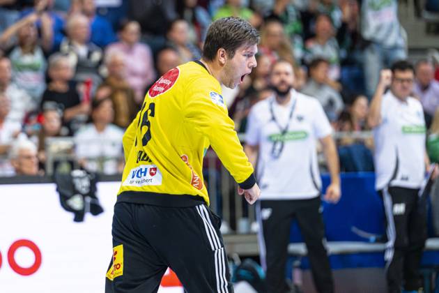 Simon Gade (TSV Hannover-Burgdorf, Nr. 16) (v.l.), TSV Hannover-Burgdorf (rot) gegen TVB Stuttgart (blau) am 9. Spieltag der Saison 2024 2025 in der DAIKIN Handball-Bundesliga (31.10.2024, ZAG Arena (Hannover, GER), Copyright: xJanxGuentherx xTSVxHannover-Burgdorfx