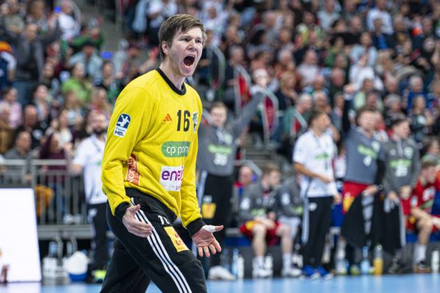 Simon Gade (TSV Hannover-Burgdorf, Nr. 16) (v.l.), TSV Hannover-Burgdorf (rot) gegen TVB Stuttgart (blau) am 9. Spieltag der Saison 2024 2025 in der DAIKIN Handball-Bundesliga (31.10.2024, ZAG Arena (Hannover, GER), Copyright: xJanxGuentherx xTSVxHannover-Burgdorfx