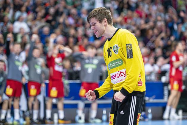 Simon Gade (TSV Hannover-Burgdorf, Nr. 16) (v.l.), TSV Hannover-Burgdorf (rot) gegen TVB Stuttgart (blau) am 9. Spieltag der Saison 2024 2025 in der DAIKIN Handball-Bundesliga (31.10.2024, ZAG Arena (Hannover, GER), Copyright: xJanxGuentherx xTSVxHannover-Burgdorfx