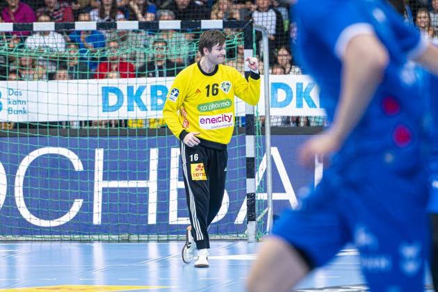 Simon Gade (TSV Hannover-Burgdorf, Nr. 16) (v.l.), TSV Hannover-Burgdorf (rot) gegen TVB Stuttgart (blau) am 9. Spieltag der Saison 2024 2025 in der DAIKIN Handball-Bundesliga (31.10.2024, ZAG Arena (Hannover, GER), Copyright: xJanxGuentherx xTSVxHannover-Burgdorfx