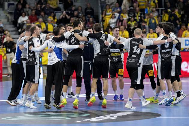 Spieler vom ThSV Eisenach, Jubel nach dem Schlusspfiff, Freude über den Sieg, Sieger, Gewinner, jubelt, jubeln, fröhlich, positiv, freut sich, freuen, optimistisch, Highlight, Action, Aktion, tanzen im Kreis, Teamkreis, Mannschaftskreis, 01.11.2024, Mannheim (Deutschland), Handball, Bundesliga, Rhein-Neckar Löwen - ThSV Eisenach