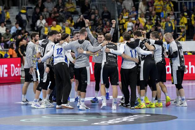 Spieler vom ThSV Eisenach, Jubel nach dem Schlusspfiff, Freude über den Sieg, Sieger, Gewinner, jubelt, jubeln, fröhlich, positiv, freut sich, freuen, optimistisch, Highlight, Action, Aktion, tanzen im Kreis, Teamkreis, Mannschaftskreis, 01.11.2024, Mannheim (Deutschland), Handball, Bundesliga, Rhein-Neckar Löwen - ThSV Eisenach