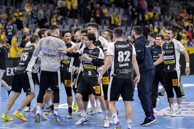 Spieler vom ThSV Eisenach, Jubel nach dem Schlusspfiff, Freude über den Sieg, Sieger, Gewinner, jubelt, jubeln, fröhlich, positiv, freut sich, freuen, optimistisch, Highlight, Action, Aktion, tanzen im Kreis, Teamkreis, Mannschaftskreis, 01.11.2024, Mannheim (Deutschland), Handball, Bundesliga, Rhein-Neckar Löwen - ThSV Eisenach