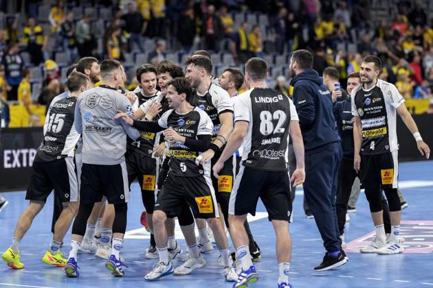 Spieler vom ThSV Eisenach, Jubel nach dem Schlusspfiff, Freude über den Sieg, Sieger, Gewinner, jubelt, jubeln, fröhlich, positiv, freut sich, freuen, optimistisch, Highlight, Action, Aktion, tanzen im Kreis, Teamkreis, Mannschaftskreis, 01.11.2024, Mannheim (Deutschland), Handball, Bundesliga, Rhein-Neckar Löwen - ThSV Eisenach