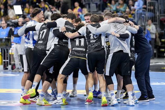 Spieler vom ThSV Eisenach, Jubel nach dem Schlusspfiff, Freude über den Sieg, Sieger, Gewinner, jubelt, jubeln, fröhlich, positiv, freut sich, freuen, optimistisch, Highlight, Action, Aktion, tanzen im Kreis, Teamkreis, Mannschaftskreis, 01.11.2024, Mannheim (Deutschland), Handball, Bundesliga, Rhein-Neckar Löwen - ThSV Eisenach