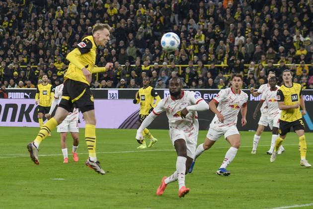 Strafraumszene Torchance von Maximilian Beier (Dortmund 14) 02.11.2024 Fussball Borussia Dortmund vs RB Leipzig, Signal Iduna Park, Dortmund, DFB DFL REGULATIONS PROHIBIT ANY USE OF PHOTOGRAPHS AS IMAGE SEQUENCES AND OR QUASI-VIDEO NRW Germany