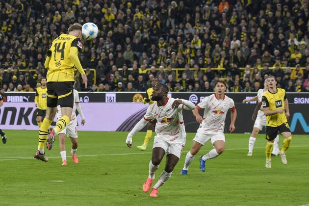 Strafraumszene Torchance von Maximilian Beier (Dortmund 14) 02.11.2024 Fussball Borussia Dortmund vs RB Leipzig, Signal Iduna Park, Dortmund, DFB DFL REGULATIONS PROHIBIT ANY USE OF PHOTOGRAPHS AS IMAGE SEQUENCES AND OR QUASI-VIDEO NRW Germany