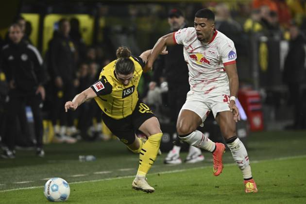 v. li. im Zweikampf Marcel Sabitzer (Dortmund 20) Benjamin Henrichs (Leipzig 30) 02.11.2024 Fussball Borussia Dortmund vs RB Leipzig, Signal Iduna Park, Dortmund, DFB DFL REGULATIONS PROHIBIT ANY USE OF PHOTOGRAPHS AS IMAGE SEQUENCES AND OR QUASI-VIDEO NRW Germany