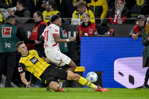 Nico Schlotterbeck (Borussia Dortmund) und Lois Openda (RB Leipzig) im Kampf um den Ball, Bundesliga, Borussia Dortmund v RB Leipzig, Signal Iduna Park, 02.11.2024, Dortmund, Deutschland. not used in POL SRB CRO FRA GBR NED ITA USA Defodi-067_BVBRBL20241102_033