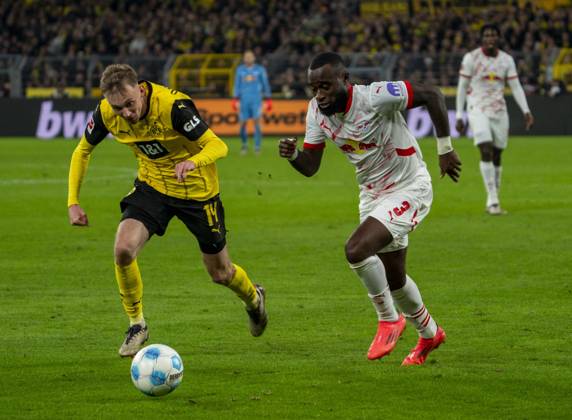 Maximilian Beier (Borussia Dortmund, 14) im Zweikampf gegen Lutsharel Geertruida (RB Leipzig, 3) 02.11.2024, Fussball, 1. Bundesliga: Borussia Dortmund - RB Leipzig in Dortmund, Signal Iduna Park, Saison 2024 2025 Copyright: HMBxMedia xMarcoxBader