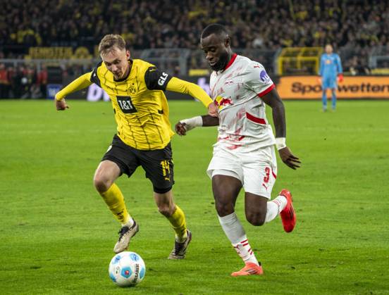 Maximilian Beier (Borussia Dortmund, 14) im Zweikampf gegen Lutsharel Geertruida (RB Leipzig, 3) 02.11.2024, Fussball, 1. Bundesliga: Borussia Dortmund - RB Leipzig in Dortmund, Signal Iduna Park, Saison 2024 2025 Copyright: HMBxMedia xMarcoxBader