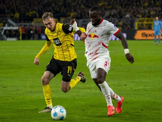 Maximilian Beier (Borussia Dortmund, 14) im Zweikampf gegen Lutsharel Geertruida (RB Leipzig, 3) 02.11.2024, Fussball, 1. Bundesliga: Borussia Dortmund - RB Leipzig in Dortmund, Signal Iduna Park, Saison 2024 2025 Copyright: HMBxMedia xMarcoxBader