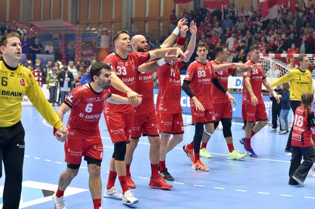 Jubel, Freude nach dem Sieg: , Nebojsa Simic (Torwart MT Melsungen 16), Erik Balenciaga (MT Melsungen 6), Aaron Mensing (MT Melsungen 33), Adrian Sipos (MT Melsungen 8), Ian Barrufet (MT Melsungen 83), Rogerio Moraes Ferreira (MT Melsungen 13), Alexandre Cavalcanti (MT Melsungen 24) (L-R) , GER, MT Melsungen - HC Erlangen, Handball, 1. Bundesliga, 9. Spieltag, Saison 2024 2025, 02.11.2024, GER, MT Melsungen - HC Erlangen, Handball, 1. Bundesliga, 9. Spieltag, Saison 2024 2025, 02.11.2024 Kassel Copyright: xEibner-Pressefotox xRolandxSippelx EP_RSL