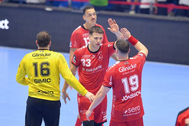 Jubel, Freude nach dem Sieg; Nebojsa Simic (Torwart MT Melsungen 16), Aaron Mensing (MT Melsungen 33), Elvar Oern Jonsson (MT Melsungen 19) , GER, MT Melsungen - HC Erlangen, Handball, 1. Bundesliga, 9. Spieltag, Saison 2024 2025, 02.11.2024, GER, MT Melsungen - HC Erlangen, Handball, 1. Bundesliga, 9. Spieltag, Saison 2024 2025, 02.11.2024 Kassel Copyright: xEibner-Pressefotox xRolandxSippelx EP_RSL