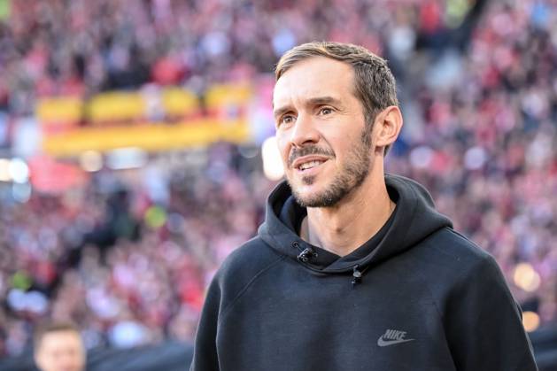 Trainer Julian Schuster (SC Freiburg) Schaut waehrend des Spiels der 1. Bundesliga zwischen SC Freiburg und 1. FSV Mainz 05, Europa-Park Stadion am 03. November 2024 in Freiburg, Deutschland. (Foto von Harry Langer DeFodi Images) +++ Trainer Julian Schuster (SC Freiburg) Looks on during the Bundesliga match between SC Freiburg and 1. FSV Mainz 05 at Europa-Park Stadium on November 3, 2024 in Freiburg, Germany. (Photo by Harry Langer DeFodi Images) DFL regulations prohibit any use of photographs as image sequences and or quasi-video. not used in POL SRB CRO FRA GBR NED ITA USA Defodi-541_SCFFSV20241103_003