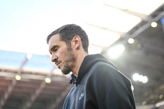 Trainer Julian Schuster (SC Freiburg) Schaut waehrend des Spiels der 1. Bundesliga zwischen SC Freiburg und 1. FSV Mainz 05, Europa-Park Stadion am 03. November 2024 in Freiburg, Deutschland. (Foto von Harry Langer DeFodi Images) +++ Trainer Julian Schuster (SC Freiburg) Looks on during the Bundesliga match between SC Freiburg and 1. FSV Mainz 05 at Europa-Park Stadium on November 3, 2024 in Freiburg, Germany. (Photo by Harry Langer DeFodi Images) DFL regulations prohibit any use of photographs as image sequences and or quasi-video. not used in POL SRB CRO FRA GBR NED ITA USA Defodi-541_SCFFSV20241103_004