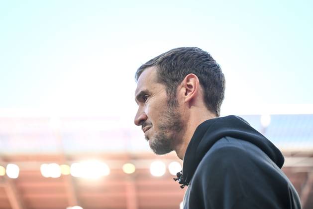 Trainer Julian Schuster (SC Freiburg) Schaut waehrend des Spiels der 1. Bundesliga zwischen SC Freiburg und 1. FSV Mainz 05, Europa-Park Stadion am 03. November 2024 in Freiburg, Deutschland. (Foto von Harry Langer DeFodi Images) +++ Trainer Julian Schuster (SC Freiburg) Looks on during the Bundesliga match between SC Freiburg and 1. FSV Mainz 05 at Europa-Park Stadium on November 3, 2024 in Freiburg, Germany. (Photo by Harry Langer DeFodi Images) DFL regulations prohibit any use of photographs as image sequences and or quasi-video. not used in POL SRB CRO FRA GBR NED ITA USA Defodi-541_SCFFSV20241103_005