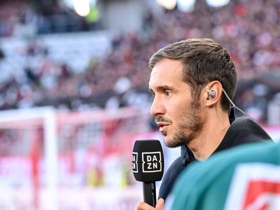 Trainer Julian Schuster(SC Freiburg) Schaut waehrend des Spiels der 1. Bundesliga zwischen SC Freiburg und 1. FSV Mainz 05, Europa-Park Stadion am 03. November 2024 in Freiburg, Deutschland. (Foto von Harry Langer DeFodi Images) +++ Trainer Julian Schuster(SC Freiburg) Looks on during the Bundesliga match between SC Freiburg and 1. FSV Mainz 05 at Europa-Park Stadium on November 3, 2024 in Freiburg, Germany. (Photo by Harry Langer DeFodi Images) DFL regulations prohibit any use of photographs as image sequences and or quasi-video. not used in POL SRB CRO FRA GBR NED ITA USA Defodi-541_SCFFSV20241103_093