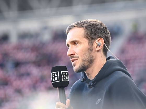 Trainer Julian Schuster(SC Freiburg) Schaut waehrend des Spiels der 1. Bundesliga zwischen SC Freiburg und 1. FSV Mainz 05, Europa-Park Stadion am 03. November 2024 in Freiburg, Deutschland. (Foto von Harry Langer DeFodi Images) +++ Trainer Julian Schuster(SC Freiburg) Looks on during the Bundesliga match between SC Freiburg and 1. FSV Mainz 05 at Europa-Park Stadium on November 3, 2024 in Freiburg, Germany. (Photo by Harry Langer DeFodi Images) DFL regulations prohibit any use of photographs as image sequences and or quasi-video. not used in POL SRB CRO FRA GBR NED ITA USA Defodi-541_SCFFSV20241103_094