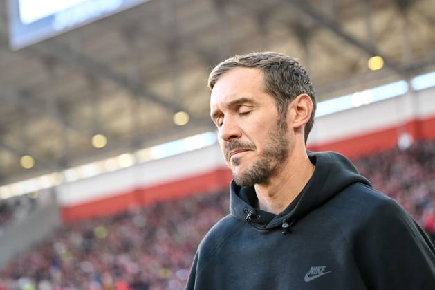 Trainer Julian Schuster(SC Freiburg) Schaut waehrend des Spiels der 1. Bundesliga zwischen SC Freiburg und 1. FSV Mainz 05, Europa-Park Stadion am 03. November 2024 in Freiburg, Deutschland. (Foto von Harry Langer DeFodi Images) +++ Trainer Julian Schuster(SC Freiburg) Looks on during the Bundesliga match between SC Freiburg and 1. FSV Mainz 05 at Europa-Park Stadium on November 3, 2024 in Freiburg, Germany. (Photo by Harry Langer DeFodi Images) DFL regulations prohibit any use of photographs as image sequences and or quasi-video. not used in POL SRB CRO FRA GBR NED ITA USA Defodi-541_SCFFSV20241103_095