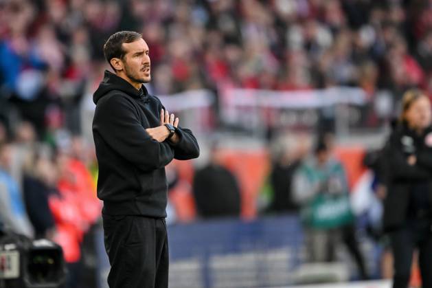 Trainer Julian Schuster(SC Freiburg) Schaut waehrend des Spiels der 1. Bundesliga zwischen SC Freiburg und 1. FSV Mainz 05, Europa-Park Stadion am 03. November 2024 in Freiburg, Deutschland. (Foto von Harry Langer DeFodi Images) +++ Trainer Julian Schuster(SC Freiburg) Looks on during the Bundesliga match between SC Freiburg and 1. FSV Mainz 05 at Europa-Park Stadium on November 3, 2024 in Freiburg, Germany. (Photo by Harry Langer DeFodi Images) DFL regulations prohibit any use of photographs as image sequences and or quasi-video. not used in POL SRB CRO FRA GBR NED ITA USA Defodi-541_SCFFSV20241103_121