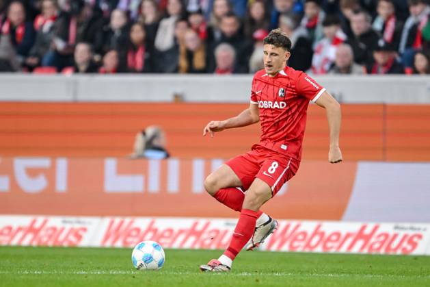 Maximilian Eggestein (SC Freiburg) in Aktion, am Ball, Einzelaktion waehrend des Spiels der 1. Bundesliga zwischen SC Freiburg und 1. FSV Mainz 05, Europa-Park Stadion am 03. November 2024 in Freiburg, Deutschland. (Foto von Harry Langer DeFodi Images) +++ Maximilian Eggestein (SC Freiburg) controls the Ball during the Bundesliga match between SC Freiburg and 1. FSV Mainz 05 at Europa-Park Stadium on November 3, 2024 in Freiburg, Germany. (Photo by Harry Langer DeFodi Images) DFL regulations prohibit any use of photographs as image sequences and or quasi-video. not used in POL SRB CRO FRA GBR NED ITA USA Defodi-541_SCFFSV20241103_177