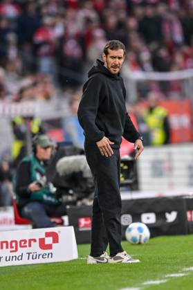 Trainer Julian Schuster(SC Freiburg) Schaut waehrend des Spiels der 1. Bundesliga zwischen SC Freiburg und 1. FSV Mainz 05, Europa-Park Stadion am 03. November 2024 in Freiburg, Deutschland. (Foto von Harry Langer DeFodi Images) +++ Trainer Julian Schuster(SC Freiburg) Looks on during the Bundesliga match between SC Freiburg and 1. FSV Mainz 05 at Europa-Park Stadium on November 3, 2024 in Freiburg, Germany. (Photo by Harry Langer DeFodi Images) DFL regulations prohibit any use of photographs as image sequences and or quasi-video. not used in POL SRB CRO FRA GBR NED ITA USA Defodi-541_SCFFSV20241103_212