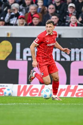 Maximilian Eggestein (SC Freiburg) in Aktion, am Ball, Einzelaktion waehrend des Spiels der 1. Bundesliga zwischen SC Freiburg und 1. FSV Mainz 05, Europa-Park Stadion am 03. November 2024 in Freiburg, Deutschland. (Foto von Harry Langer DeFodi Images) +++ Maximilian Eggestein (SC Freiburg) controls the Ball during the Bundesliga match between SC Freiburg and 1. FSV Mainz 05 at Europa-Park Stadium on November 3, 2024 in Freiburg, Germany. (Photo by Harry Langer DeFodi Images) DFL regulations prohibit any use of photographs as image sequences and or quasi-video. not used in POL SRB CRO FRA GBR NED ITA USA Defodi-541_SCFFSV20241103_203