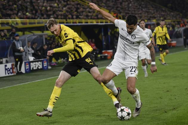 v. li. im Zweikampf Maximilian Beier (Dortmund 14) Jusuf Gazibegovic (Graz 22) 05.11.2024 Fussball, Champions League, Borussia Dortmund vs Sturm Graz, Signal Iduna Park, Dortmund, NRW Germany