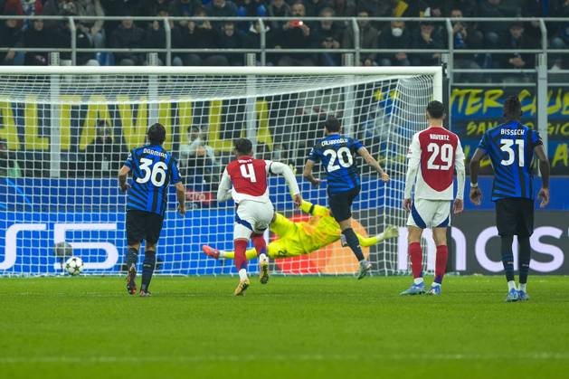 Hakan Calhanoglu of FC Internazionale scoring penalty during the Uefa Champions League match between FC Internazionale and Arsenal at Stadio Giuseppe Meazza Milan Italy on 06 November 2024. Milan Stadio Giuseppe Meazza Milan Italy Copyright: xPhotoxGoalxPixx SP24-1038-042