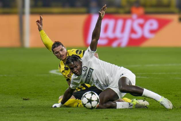 v. li. im Zweikampf Marcel Sabitzer (Dortmund 20) Seedy Jatta (Graz 20) 05.11.2024 Fussball, Champions League, Borussia Dortmund vs Sturm Graz, Signal Iduna Park, Dortmund, NRW Germany