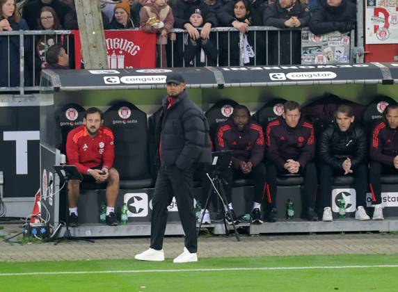 Cheftrainer Vincent Kompany (FC Bayern Muenchen) Fussball, 1.BL, Saison 2024-2025, Herren, FC St.Pauli gegen FC Bayern Muenchen DFL REGULATIONS PROHIBIT ANY USE OF PHOTOGRAPHS AS IMAGE SEQUENCES AND OR QUASI-VIDEO.