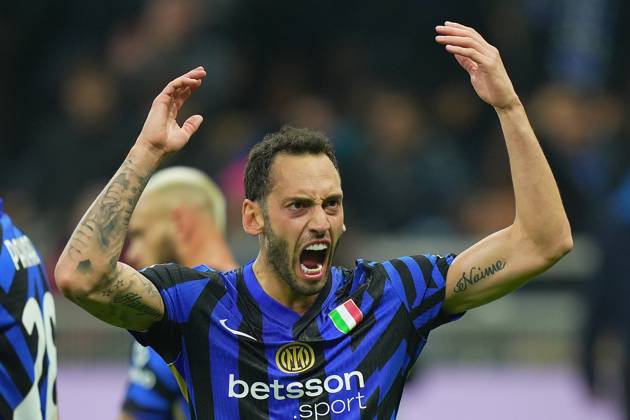 Inter Milan s Hakan Calhanoglu celebrates after scoring 1-1 during the Serie A soccer match between Inter and Napoli at San Siro Stadium in Milan , North Italy - Sunday , november 10 , 2024. - Soccer . Copyright: xSpada LaPressex