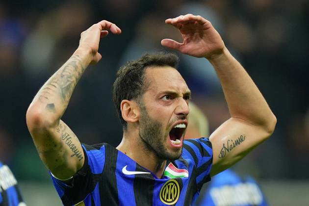 Inter Milan s Hakan Calhanoglu celebrates after scoring 1-1 during the Serie A soccer match between Inter and Napoli at San Siro Stadium in Milan , North Italy - Sunday , november 10 , 2024. - Soccer . Copyright: xSpada LaPressex