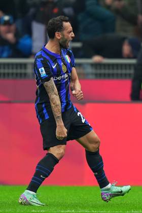 Inter Milan s Hakan Calhanoglu celebrates after scoring 1-1 during the Serie A soccer match between Inter and Napoli at San Siro Stadium in Milan , North Italy - Sunday , november 10 , 2024. - Soccer . Copyright: xSpada LaPressex