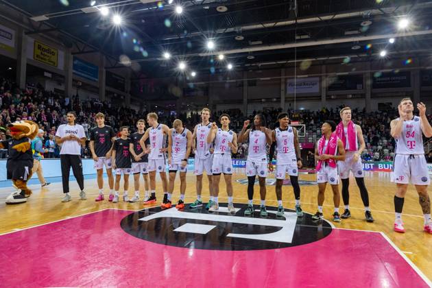 Die Mannschaft der Telekom Baskets Bonn feiert den Sieg gegen Maccabi Ironi Ramat Gan Telekom Baskets Bonn vs. Maccabi Ironi Ramat Gan, Basketball, Champions League, Gruppenrunde, 2024 2025, 13.11.2024 Telekom Baskets Bonn vs. Maccabi Ironi Ramat Gan, Basketball, Champions League, Gruppenrunde, 2024 2025, 13.11.2024 Bonn Copyright: xEibner-Pressefoto GerhardxWingenderx EP_GWR