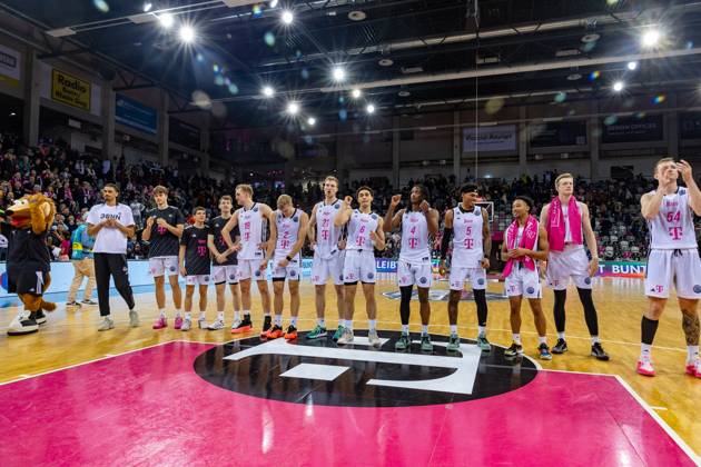 Die Mannschaft der Telekom Baskets Bonn feiert den Sieg gegen Maccabi Ironi Ramat Gan Telekom Baskets Bonn vs. Maccabi Ironi Ramat Gan, Basketball, Champions League, Gruppenrunde, 2024 2025, 13.11.2024 Telekom Baskets Bonn vs. Maccabi Ironi Ramat Gan, Basketball, Champions League, Gruppenrunde, 2024 2025, 13.11.2024 Bonn Copyright: xEibner-Pressefoto GerhardxWingenderx EP_GWR