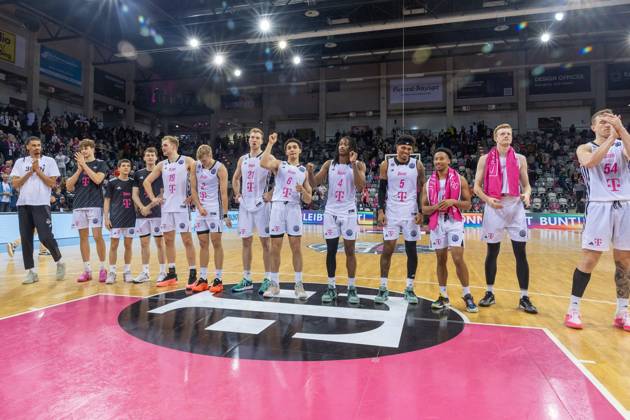 Die Mannschaft der Telekom Baskets Bonn feiert den Sieg gegen Maccabi Ironi Ramat Gan Telekom Baskets Bonn vs. Maccabi Ironi Ramat Gan, Basketball, Champions League, Gruppenrunde, 2024 2025, 13.11.2024 Telekom Baskets Bonn vs. Maccabi Ironi Ramat Gan, Basketball, Champions League, Gruppenrunde, 2024 2025, 13.11.2024 Bonn Copyright: xEibner-Pressefoto GerhardxWingenderx EP_GWR