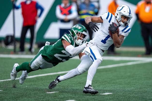 Indianapolis Colts wide receiver Josh Downs (1) runs with the ball for a touchdown as New York Jets cornerback Isaiah Oliver (23) is defending during the NFL, American Football Herren, USA football game, Sunday, Nov. 17, 2024, in East Rutherford. The Colts won 28-27. ( Cal Media) East Rutherford USA - ZUMAc04_ 20241117_zma_c04_068 Copyright: xChristopherxSzagolax