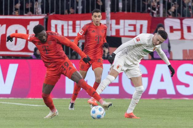 Alphonso Davies (FC Bayern Muenchen) und Ruben Vargas (FC Augsburg) v-l im Zweikampf, FC Bayern Muenchen vs. FC Augsburg, Fussball, 1. Bundesliga, 11. Spieltag, 22.11.2024 DFB regulations prohibit any use of photographs as image sequences and or quasi-video Muenchen Bayern Deutschland