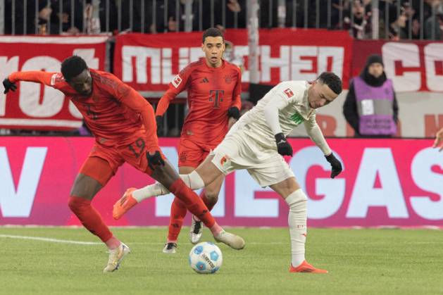 Alphonso Davies (FC Bayern Muenchen) und Ruben Vargas (FC Augsburg) v-l im Zweikampf, FC Bayern Muenchen vs. FC Augsburg, Fussball, 1. Bundesliga, 11. Spieltag, 22.11.2024 DFB regulations prohibit any use of photographs as image sequences and or quasi-video Muenchen Bayern Deutschland