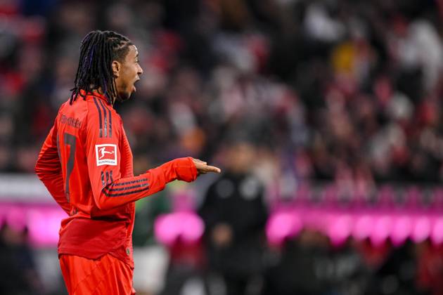 Michael Olise (FC Bayern Muenchen) gestikuliert, gestik waehrend des Spiels der 1. Bundesliga zwischen FC Bayern München und FC Augsburg, Allianz Arena am 22. November 2024 in München, Deutschland. (Foto von Harry Langer DeFodi Images) +++ Michael Olise (FC Bayern Muenchen) gestures during the Bundesliga match between FC Bayern München and FC Augsburg at Allianz Arena on November 22, 2024 in Munich, Germany. (Photo by Harry Langer DeFodi Images) DFL regulations prohibit any use of photographs as image sequences and or quasi-video. Defodi-541_FCBFCA20241122_342