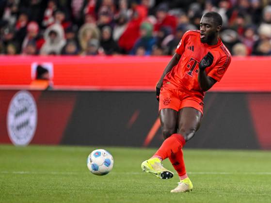 Dayot Upamecano (FC Bayern Muenchen) in Aktion, am Ball, Einzelaktion waehrend des Spiels der 1. Bundesliga zwischen FC Bayern München und FC Augsburg, Allianz Arena am 22. November 2024 in München, Deutschland. (Foto von Harry Langer DeFodi Images) +++ Dayot Upamecano (FC Bayern Muenchen) controls the Ball during the Bundesliga match between FC Bayern München and FC Augsburg at Allianz Arena on November 22, 2024 in Munich, Germany. (Photo by Harry Langer DeFodi Images) DFL regulations prohibit any use of photographs as image sequences and or quasi-video. Defodi-541_FCBFCA20241122_445