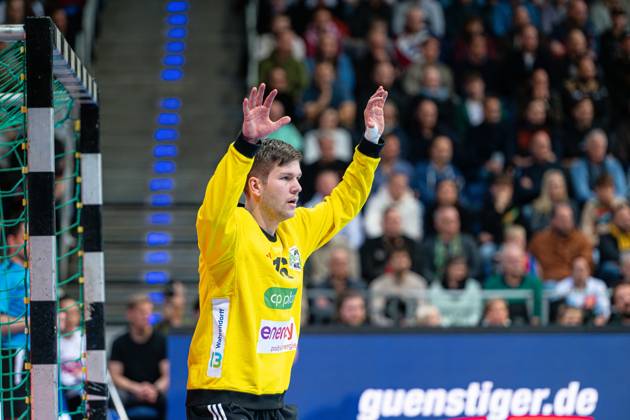 Simon Gade (TSV Hannover-Burgdorf, Nr. 16) (v.l.), TSV Hannover-Burgdorf (weiss) gegen SC Magdeburg (schwarz) am 11. Spieltag der Saison 2024 2025 in der DAIKIN Handball-Bundesliga (23.11.2024, ZAG Arena (Hannover, GER), Copyright: xJanxGuentherx xTSVxHannover-Burgdorfx