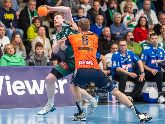 Erik Persson (Frisch Auf Goeppingen, 22) im Zweikampf mit Tim Nothdurft (Rhein-Neckar Loewen, 08), Frisch Auf Goeppingen vs. Rhein-Neckar Loewen, Handball, 1. Bundesliga, Herren, Spielzeit 2024 2025, 23.11.2024, Frisch Auf Goeppingen vs. Rhein-Neckar Loewen, Handball, 1. Bundesliga, Herren, Spielzeit 2024 2025, 23.11.2024 Goeppingen Copyright: xMichaelxSchmidt Eibner-Pressefotx EP_MST